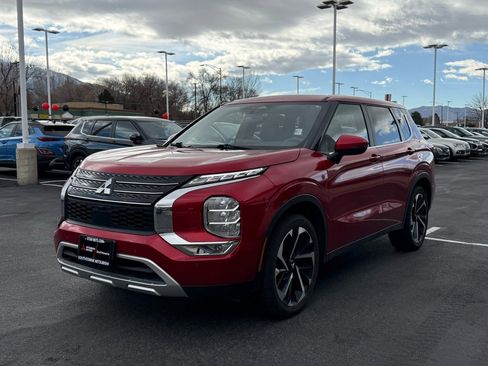 Used 2024 Mitsubishi Outlander SE image 3