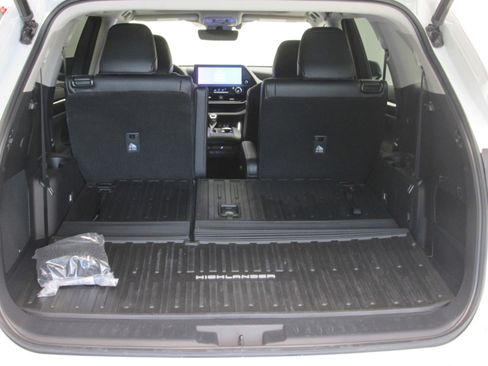Used 2023 Toyota Highlander Platinum image 24