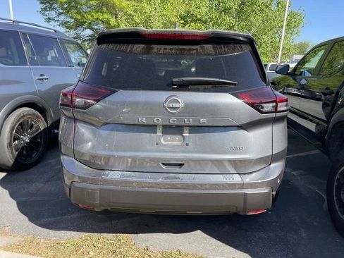 Used 2025 Nissan Rogue SV image 3