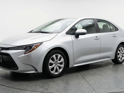 Used 2025 Toyota Corolla LE image 3