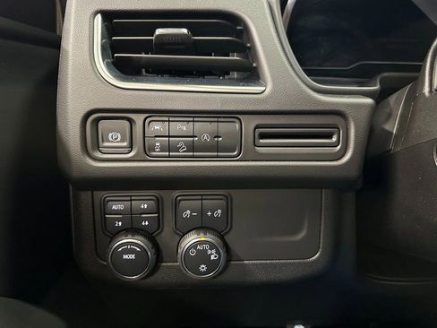 Used 2024 Chevrolet Tahoe Premier AWD/4WD image 21