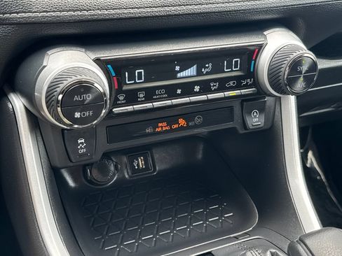 Used 2025 Toyota RAV4 XLE AWD/4WD image 24