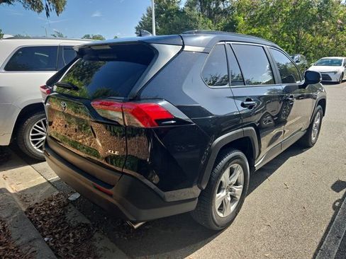 Used 2020 Toyota RAV4 XLE w/ Convenience Package FWD image 2