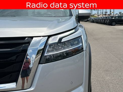 Used 2024 Nissan Pathfinder SL FWD image 12