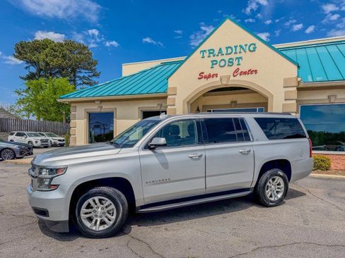 Used 2017 Chevrolet Suburban LT image 3