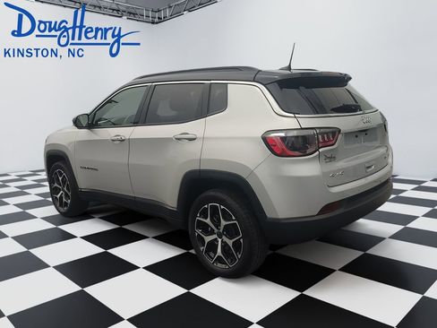 Used 2025 Jeep Compass Limited AWD/4WD image 3