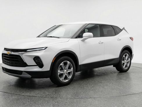 Used 2025 Chevrolet Blazer LT image 3