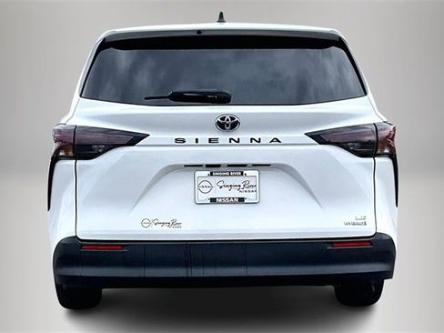 Used 2023 Toyota Sienna LE image 6