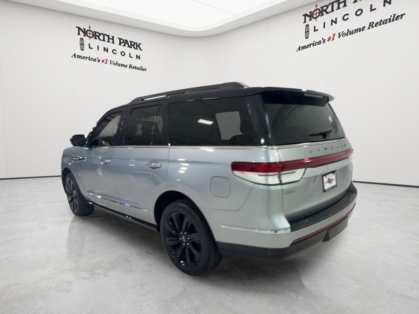 Used 2024 Lincoln Navigator Black Label AWD/4WD image 3