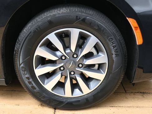 Used 2023 Chrysler Pacifica Touring-L FWD image 12