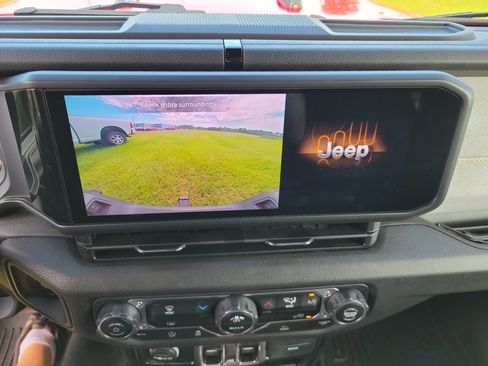 Used 2025 Jeep Gladiator Sport AWD/4WD image 16