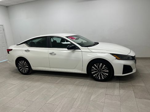 Used 2025 Nissan Altima 2.5 SV image 3