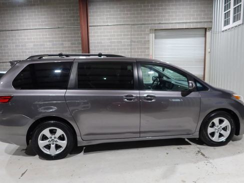 Used 2020 Toyota Sienna LE FWD image 6
