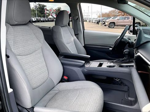 Used 2024 Toyota Sienna LE image 8