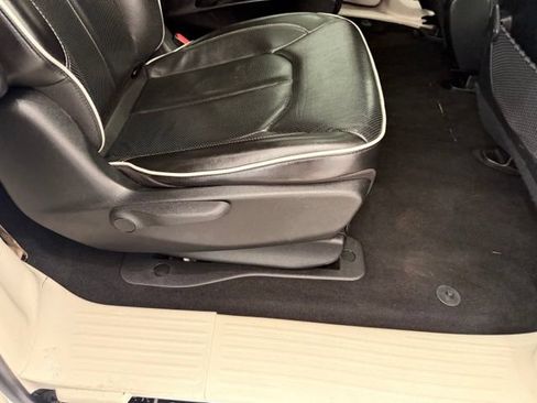 Used 2023 Chrysler Pacifica Limited FWD image 29