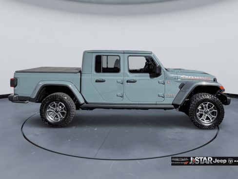Used 2025 Jeep Gladiator Mojave AWD/4WD image 4