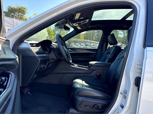 Certified 2023 Jeep Grand Cherokee Overland image 11