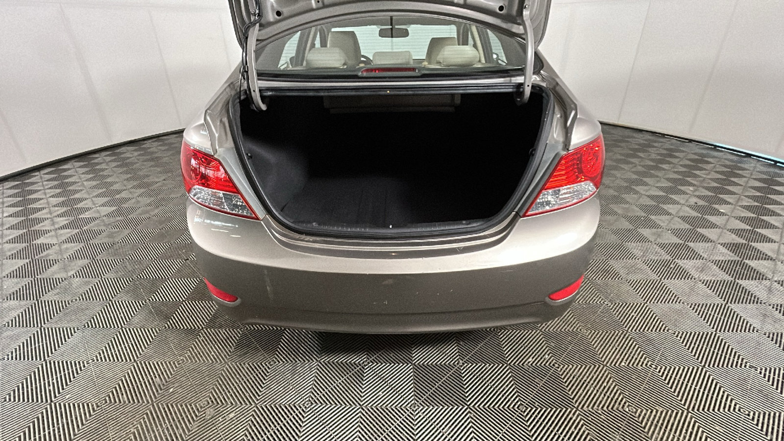 Used 2013 Hyundai Accent GLS FWD image 31