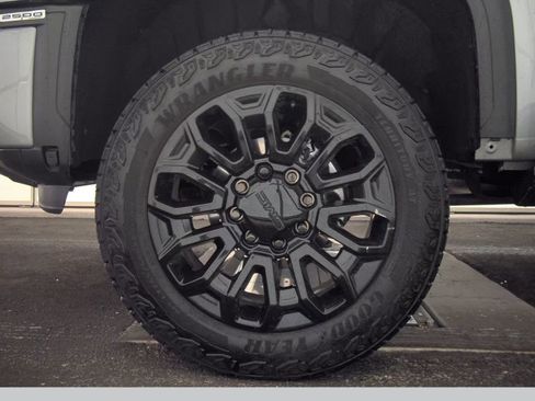 Used 2025 GMC Sierra 2500 Denali Ultimate image 10