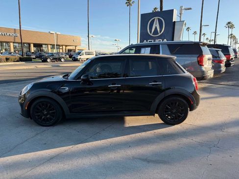Used 2017 MINI Cooper 4-Door Hardtop image 2