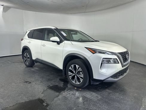 Used 2023 Nissan Rogue SV image 3