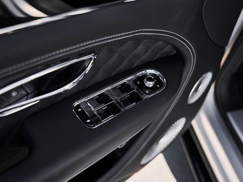 Used 2025 Bentley Bentayga AWD/4WD image 32