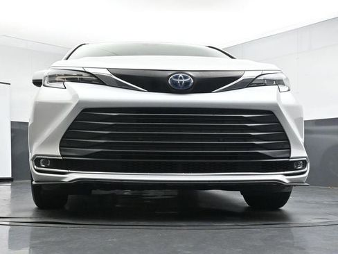 Used 2024 Toyota Sienna XLE FWD image 28