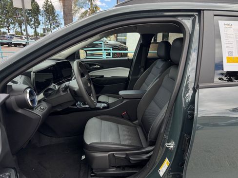 Used 2025 Chevrolet Trax LT FWD image 27
