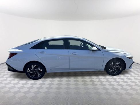 New 2025 Hyundai Elantra SEL FWD image 4