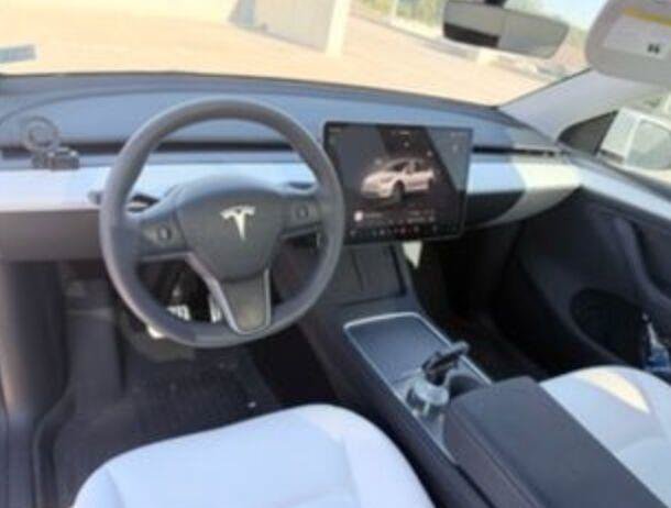 Used 2025 Tesla Model Y Long Range AWD/4WD image 2