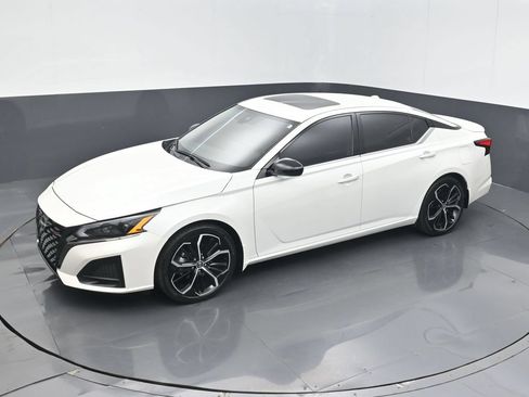 Used 2023 Nissan Altima 2.5 SR w/ SR Premium Package FWD image 9
