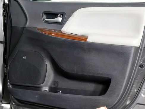 Used 2018 Toyota Sienna Limited image 45