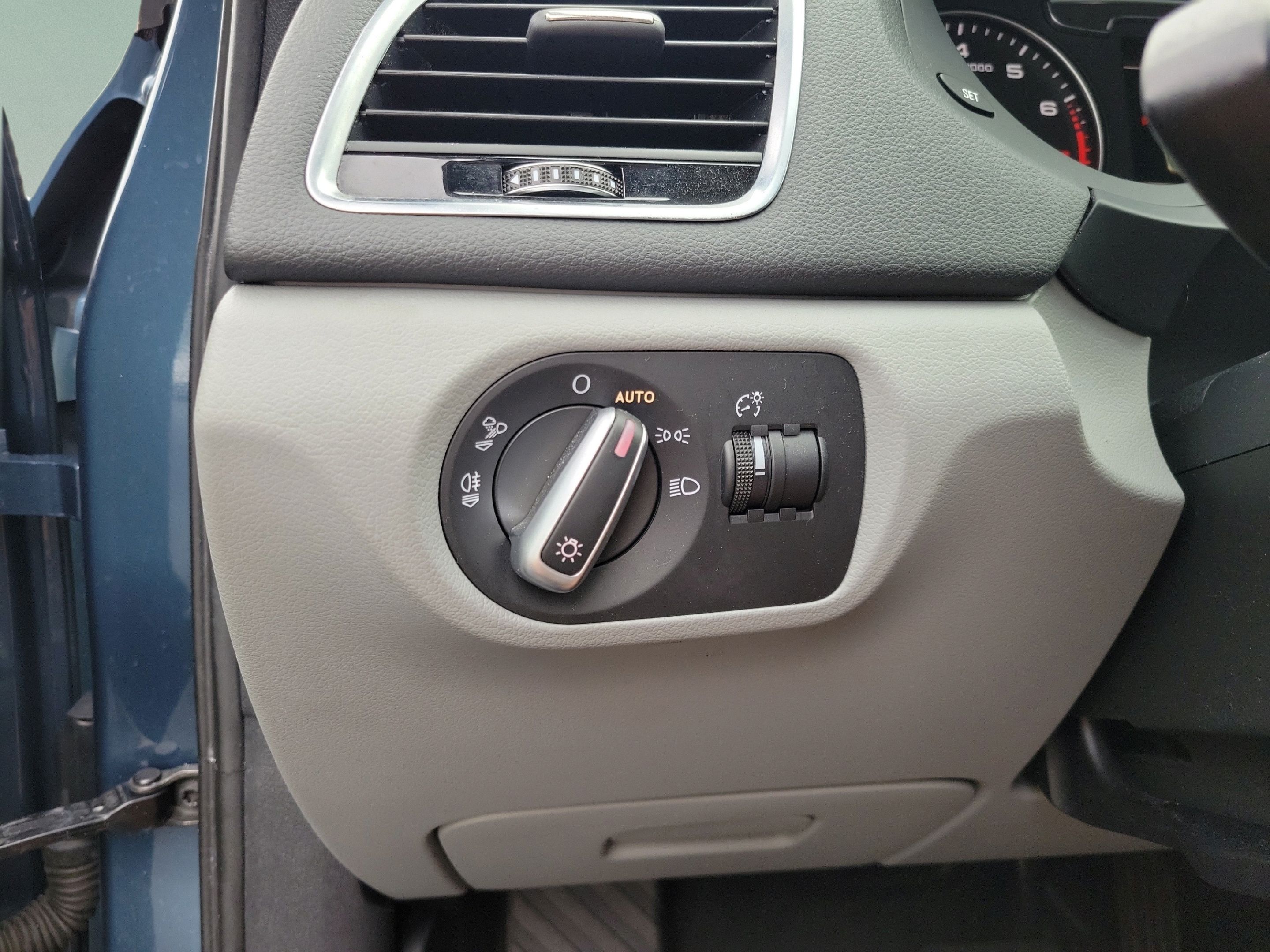 Used 2018 Audi Q3 2.0T Premium FWD image 12