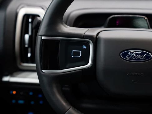 Used 2025 Ford Expedition Active AWD/4WD image 17