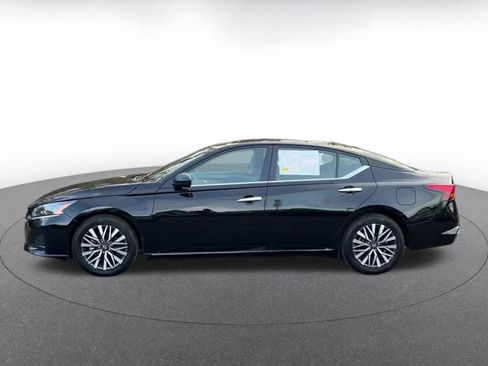 Used 2025 Nissan Altima 2.5 SV image 9