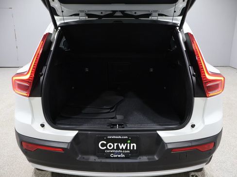 Used 2023 Volvo XC40 B5 Core image 19