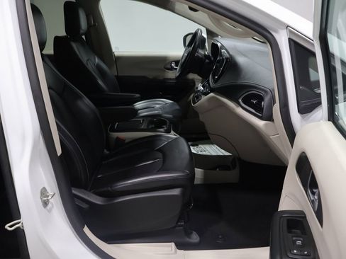 Used 2023 Chrysler Pacifica Touring-L image 21