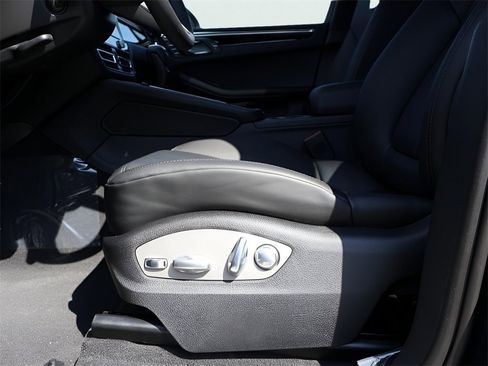 New 2025 Porsche Macan image 34