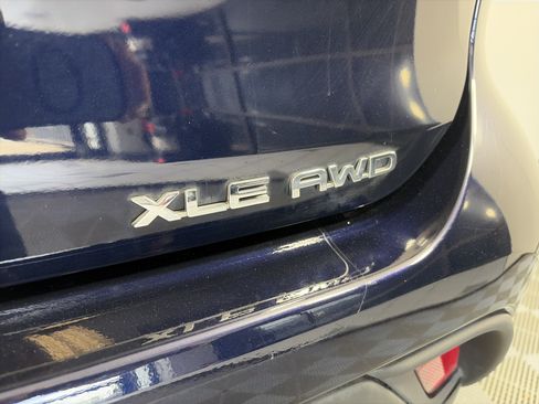 Used 2021 Toyota Highlander XLE AWD/4WD image 18
