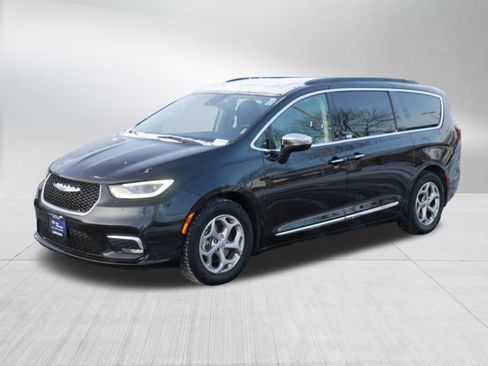 Used 2023 Chrysler Pacifica Limited image 3