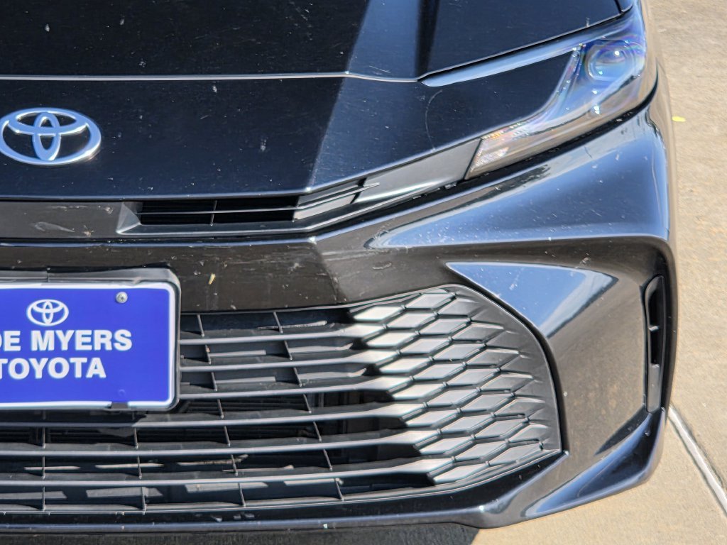 Used 2025 Toyota Camry LE FWD image 4