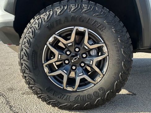 Used 2025 Chevrolet Colorado ZR2 w/ Technology Package image 17