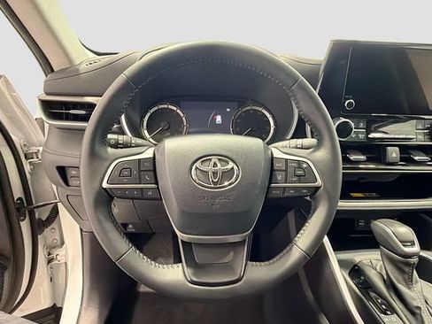 Certified 2025 Toyota Highlander XLE FWD image 9