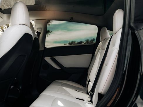 Used 2021 Tesla Model Y Long Range AWD/4WD image 29