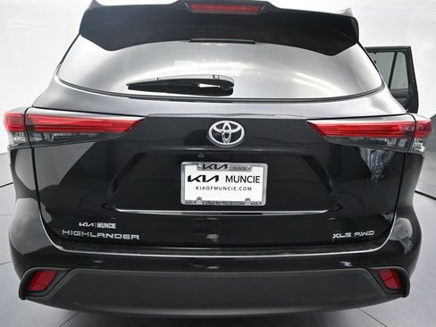 Used 2023 Toyota Highlander XLE AWD/4WD image 9