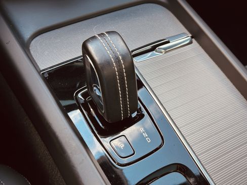 Used 2022 Volvo XC60 B6 R-Design w/ Advanced Package image 15