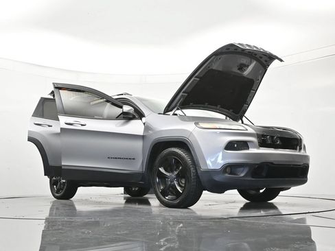 Used 2016 Jeep Cherokee Latitude FWD image 49
