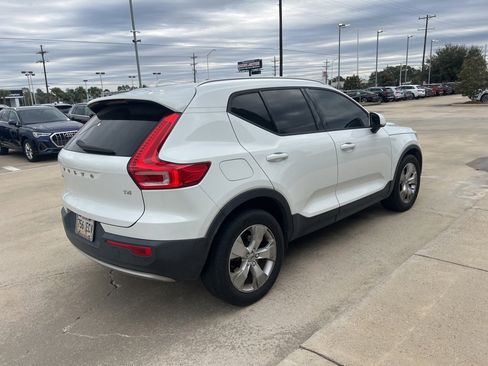 Used 2020 Volvo XC40 T4 Momentum image 4