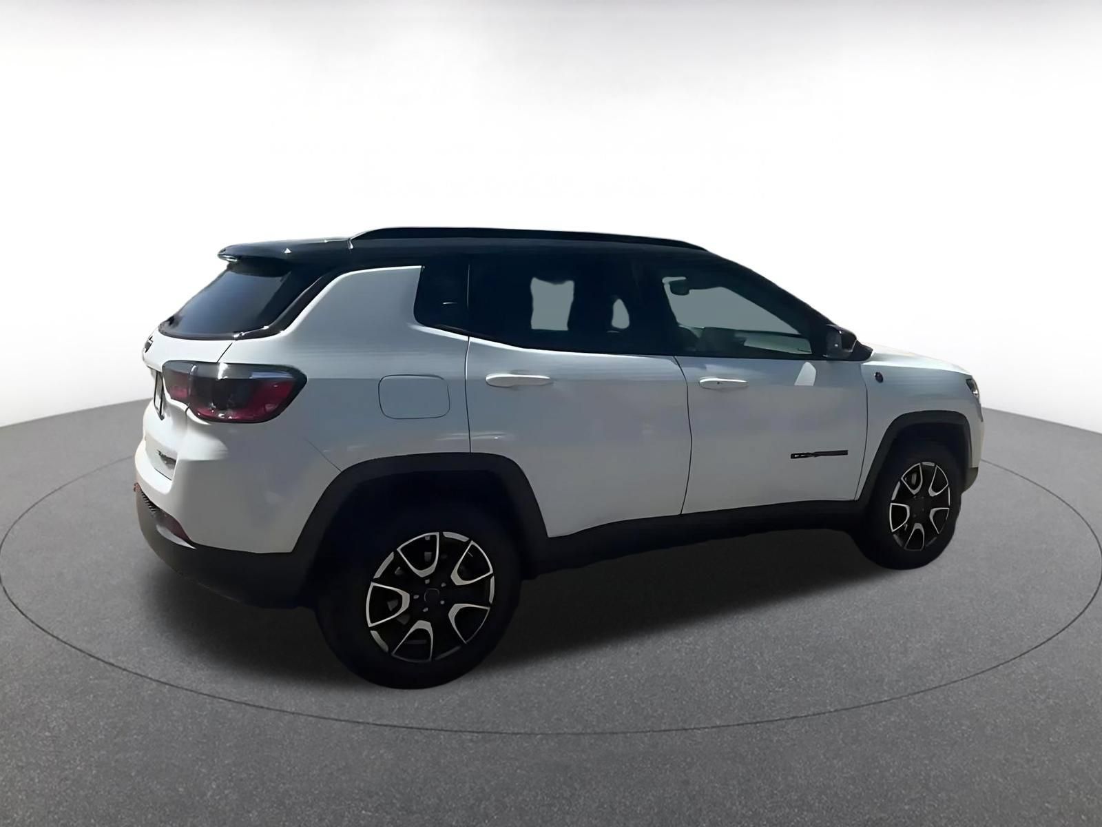 Used 2025 Jeep Compass Trailhawk AWD/4WD image 11