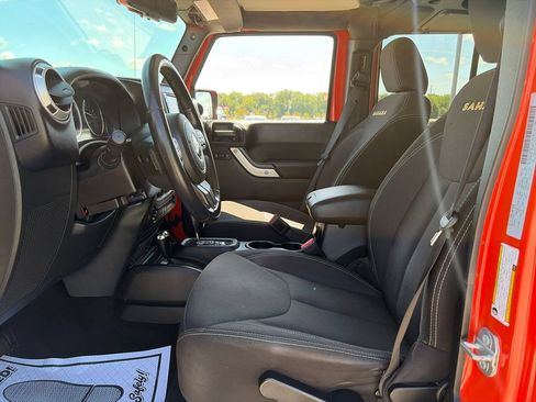 Used 2015 Jeep Wrangler Unlimited Sahara w/ Connectivity Group AWD/4WD image 16